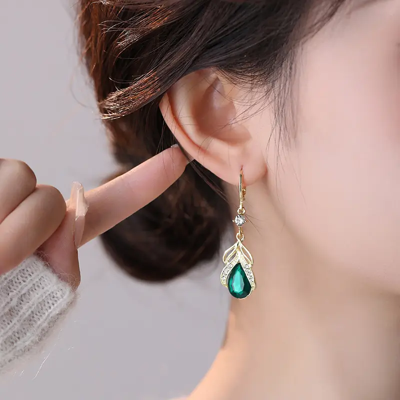 أقراط الكريستال بشكل دمعة